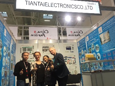 Customers reviewing Ravo membrane keypads